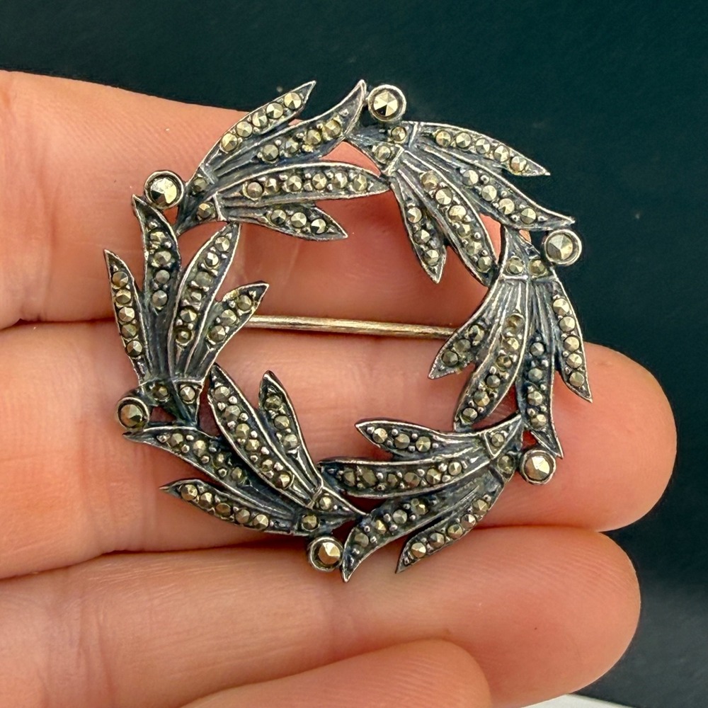 Vintage Estate Brooch Silver Marcasite Wreath Leaf Pin 1.25in